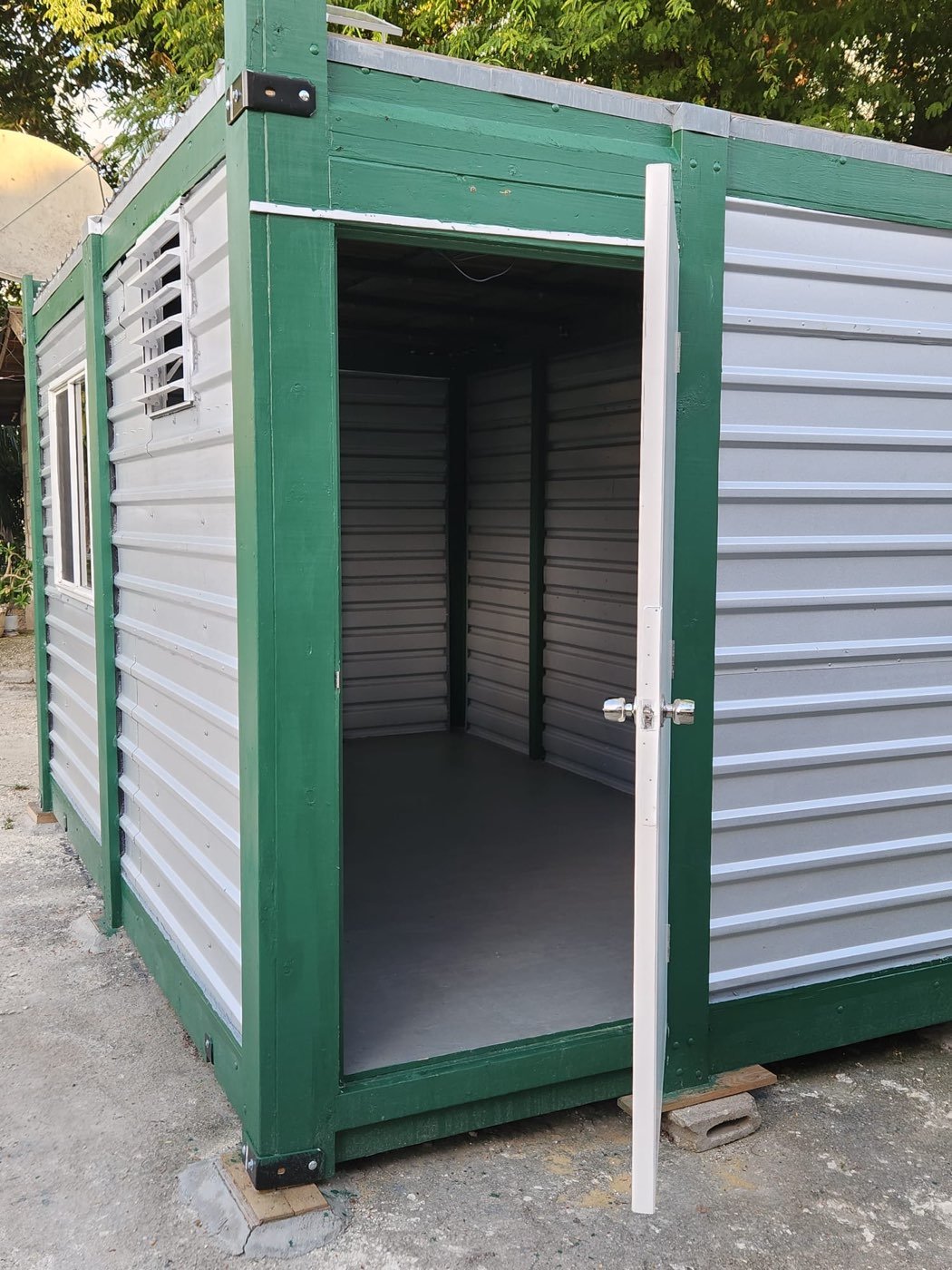 Storage unit with a green frame